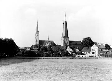Stadtansicht mit dem Billerbecker Dom (St. Ludgerus-Kirche) und St. Johannes d.T.-Kirche (im Vordergrund)