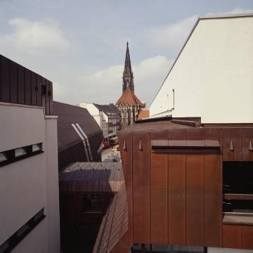 Neue Stadtbibliothek, erbaut 1993: Kupferverkleidete Dachpartie mit Blick zur Lamberti-Kirche