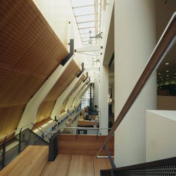 Neue Stadtbibliothek, erbaut 1993: Blick in die Erdgeschoßhalle