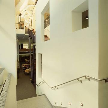 Neue Stadtbibliothek, erbaut 1993: Treppenaufgänge als innenarchitektonisches Gestaltungselement