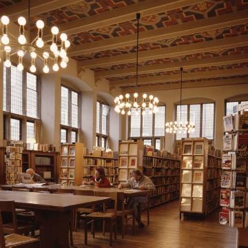Stadtbibliothek im Krameramtshaus, Alter Steinweg (bis 1994): Büchersaal mit mosaikverzierter Balkendecke