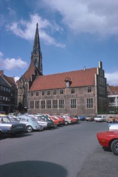 Parkplatz an der 'Asche' mit Blick auf das Krameramtshaus und die Lamberti-Kirche