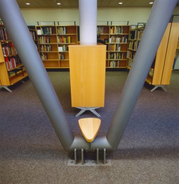 Neue Stadtbibliothek, erbaut 1993: Stahlverstrebungen als innenarchitektonisches Gestaltungselement