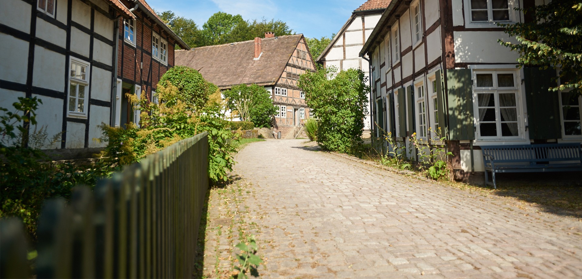 Einen Weg im Paderborner Dorf zwischen historischen Häusern.