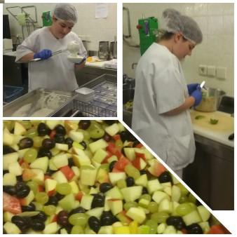 Das Foto zeigt eine Collage: Sabrina Weinrich bereitet einen Obstsalat zu. Foto: BBW Soest (vergrößerte Bildansicht wird geöffnet)