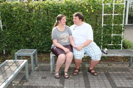 Sarah Spickhofen und Sebastian Welker sitzen auf einer Bank, Foto: BBW Soest (vergrößerte Bildansicht wird geöffnet)