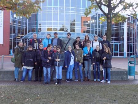 Gruppenfoto vor der DASA, Foto: BBW Soest (vergrößerte Bildansicht wird geöffnet)