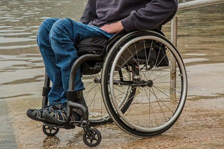 Ein Mann sitzt im Rollstuhl. De Oberkörper ist nicht zu sehen. Quelle: Pixabay (vergrößerte Bildansicht wird geöffnet)