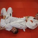 Zwei Judoka kämpfen auf der Matte (vergrößerte Bildansicht wird geöffnet)