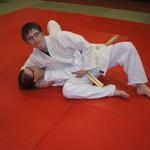 Zwei Judoka kämpfen auf der Matte (vergrößerte Bildansicht wird geöffnet)