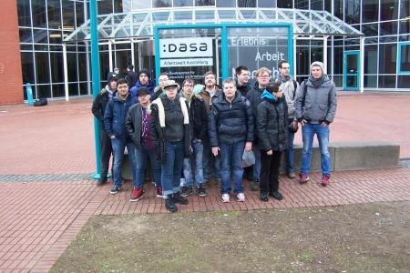 Gruppenfoto vor dem Eingang der DASA, Foto: BBW Soest (vergrößerte Bildansicht wird geöffnet)
