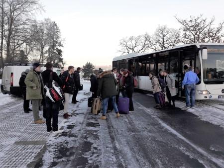 Die Teilnehmer sind nach einer Busfahrt an der Jugendherberge angekommen, Foto: BBW Soest 