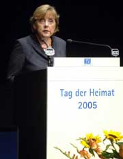 Die damalige Unions-Kanzlerkandidatin Angela Merkel bekrftigt beim Tag der Heimat 2005 im Kongresszentrum in Berlin ihre Untersttzung fr das Zentrum gegen Vertreibungen.