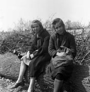 Zwei Mdchen aus der Stadt auf Hamsterfahrt im mnsterlndischen Raesfeld 1949.