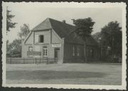 Dorfschule in Demen / Mecklenburg. Im gleichen Gebude wohnte Brunhild Schinkel mit ihrer Familie.