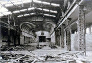 Auf dem Trmmergrundstck und in den zerstrten Hallen der ehemaligen Flugzeugfabrik Hansen in Mnster nahm Emil Jger 1952 die Produktion von Drahtwebsthlen auf.
