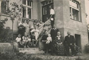 Familie Preu vor ihrem Haus in Deutsch-Eylau (ca. 1938). Frieda Preu sitzt vorne auf dem Stuhl mit ihrem Sohn Eckhard auf dem Scho neben den Groeltern. Ihr Mann war kurz zuvor verstorben. Aus der ersten Ehe seines Vaters hatte Eckhard Preu ltere Halbgeschwister. Da Frieda Preu nach dem Tod ihres Mannes nur eine sehr kleine Rente bekam, verpachtete sie Land und vermietete Zimmer zur Untermiete.