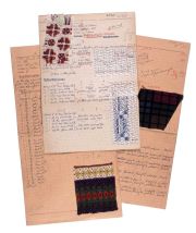 Webstuhlkarten mit Schr- und Schussmuster und aufgeklebten Stoffmustern aus der Arbeit von Erich Schwandtner in Bocholt.