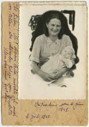 Postkarte mit einem Foto von Margret Riedl und ihrer Mutter. Mit dieser Karte wurde die Gromutter Anna Riedl in sterreich ber die Geburt ihrer Enkelin informiert.