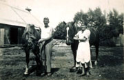 Oswald Tietz und seine Schwester Meta mit zwei Pferden auf dem elterlichen Hof. Die Arbeit mit Pferden liebte er ber alles.