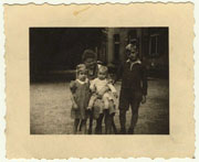 Winfried D. (stehend), seine Mutter und sein jngerer Bruder Jrgen sowie ein Nachbarskind, um 1943 vor dem Sporthotel im Sudetenland, dem Mrchenschloss, in dem die Evakuierten untergebracht waren.
