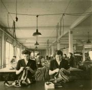 Endkontrolle in der Bekleidungsfabrik, Gelsenkirchen 1950er Jahre.