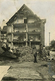 Ein durch den Bombenkrieg beschdigtes Haus.