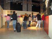 Schülerinnen und Schüler begeben sich auf die „Reise“ durch die Ausstellung.