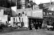 Wiederaufbau eines durch Bombentreffer zerstrten Geschftshauses an der Viehoferstrae in Essen, Nov./Dez. 1948.
