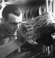 Ein Glasschleifer bei seiner Arbeit, die hchste Konzentration und viel Fingerspitzengefhl verlangte. Glasfacharbeiter waren im Westen sehr gefragt.