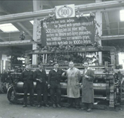 Stolz prsentieren Arbeiter der Firma Jger die 500. im Westen produzierte Maschine.