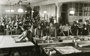 Nhsaal der Firma Winkler in Bielefeld, 1946. Die Firma produzierte Taschentcher aus Baumwolle.
