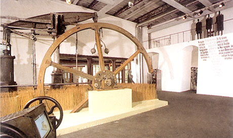 Der erste Raum im Museum<br>mit der ltesten Dampfmaschine Bielefelds von 1842