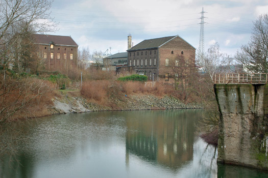 Das Haniel-Magazin und die Schmiede am Inselhafen; rechts Reste der Werftinsel