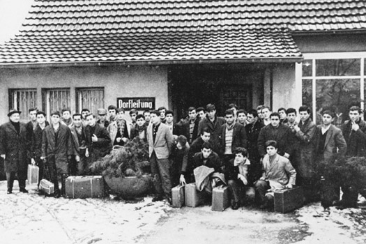 Türkische Berglehrlinge vor dem Haus der Dorfleitung der Pestalozzisiedlung Lohberg im Dezember 1964.