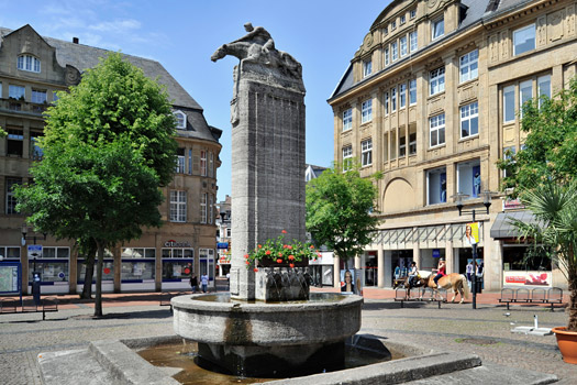 Der 1912 von dem Bildhauer Georg Grasegger für den Marktplatz von Castrop geschaffene Reiterbrunnen erinnert an die durch die Iren eingeführte Tradition des Pferderennsports.