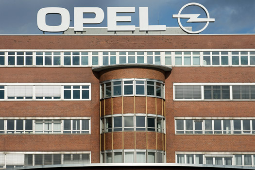 Fassade der Adam Opel Werk mit neuem Logo 