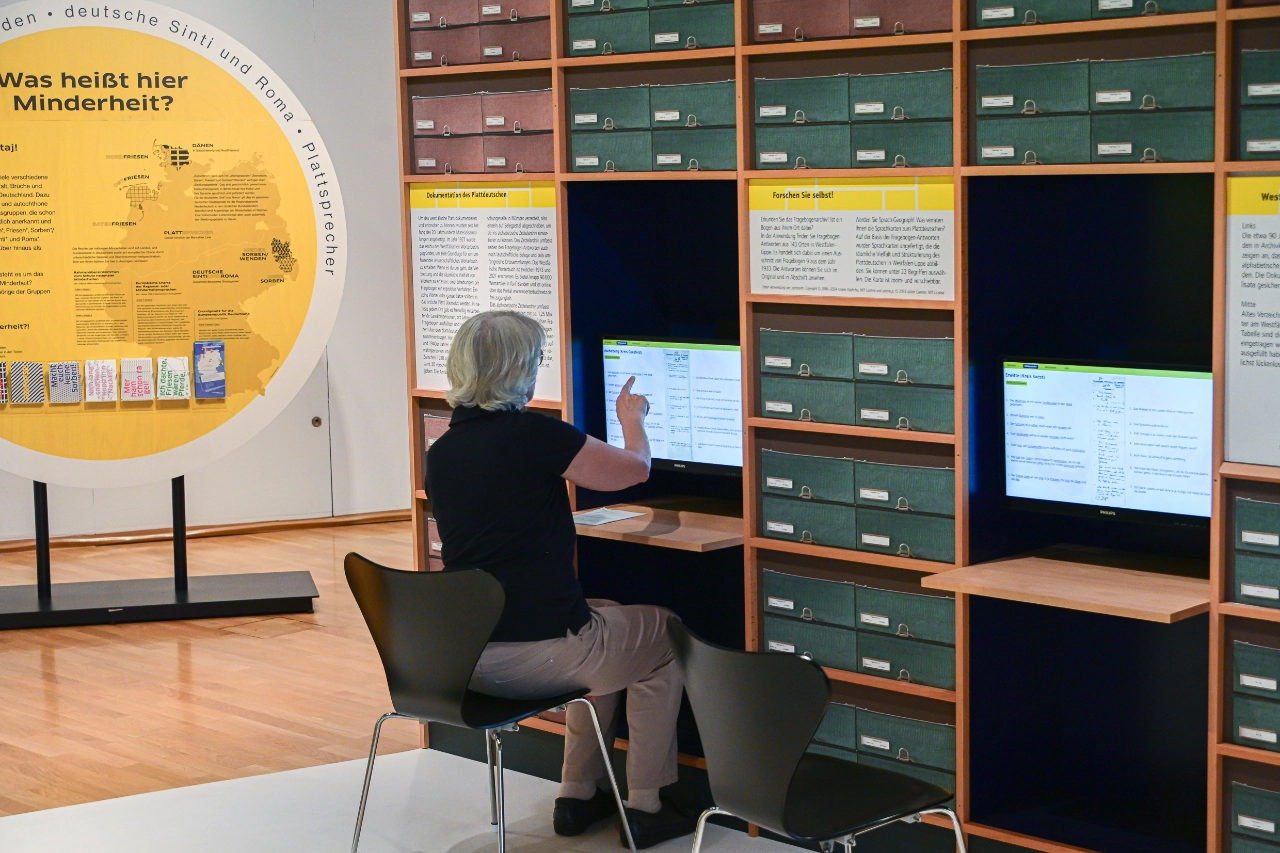 Bedienung des Mundartexplorers in der Ausstellung "Was heißt hier Minderheit"