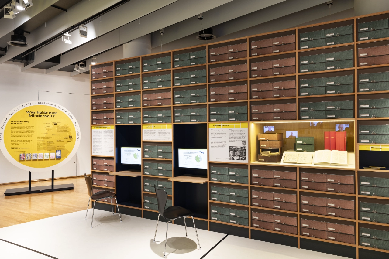 Blick auf den Mundart-Explorer in der Ausstellung "Was heißt hier Minderheit"