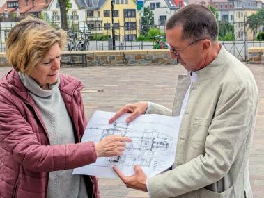 Dr. Sveva Gai und Prof. Dr. Michael Rind erläutern den Gebäudegrundriss der Abdinghofkirche.<br>Foto: LWL/J.  Großekathöfer