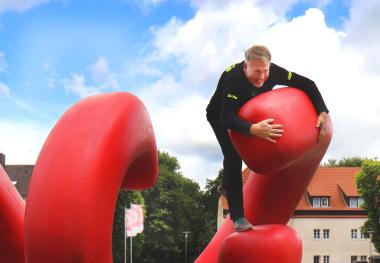 Bitte berühren! Der Künstler Manfred Webel mit einer seiner Bewegungsskulpturen.<br>Foto: LWL/Meisinger