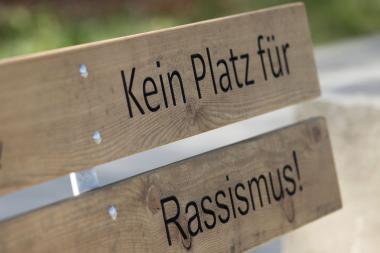 Die verlängerte Rückenlehne lässt wortwörtlich &quot;Keinen Platz für Rassismus&quot;.&lt;br&gt;Foto: LWL 