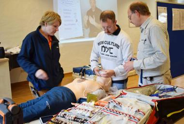 Beim Herz-Kreislauf-Stillstand zählt jede Sekunde. Die Mitarbeitenden erhielten deswegen auch eine Einweisung im Umgang mit einem Defibrillator. <br>Foto: LWL/Jonas Templin