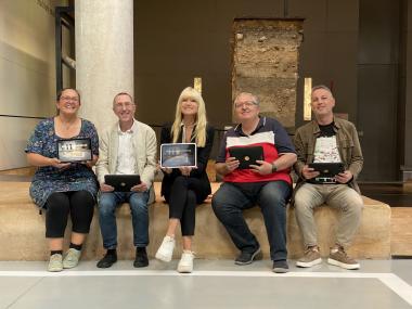 Dr. Susanne Jülich, stellvertretende Museumsleiterin des LWL-MAK und Kuratorin der Dauerausstellung, Prof. Dr. Michael Rind, Direktor der LWL-Archäologie für Westfalen, Dr. Barbara Rüschoff-Parzinger, LWL-Kulturdezernentin, Muzaffer Oruc und Michael Barszap, stellvertretende Vorsitzende des gfi (v.l.n.r.) testen den neuen digitalen Kubus Migration.<br>Foto: LWL/L. Radebold