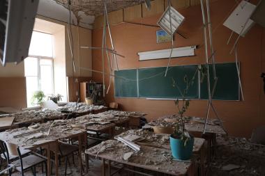 Ukrainische Fotografien der Medienplattform "Vgoru.Cherson" wie dieses eines zerstörten Klassenraums werden am 1. Oktober in der Henrichshütte gezeigt.<br>Foto: Oleksandr Kornyakov