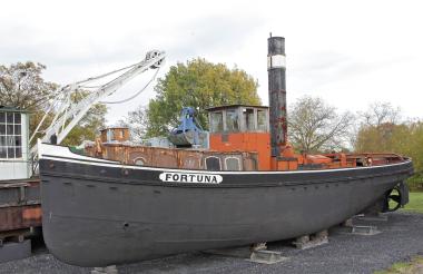 Der Kanalschlepper "Fortuna" (Baujahr 1909) liegt auf dem Trockenen und ist auch von unten zu betrachten.<br>Foto: LWL/Holtappels