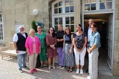 Jubilarehrung: (v.li.) Georg Bartoldus vom Personalrat, Birgit Schröder, Birgit Schepkauski, Leiterin Andrea Engelmann, Kerstin Kruse-Lantelmé, Anna-Maria Götte, Brigitte Hollenstein, ab dem 1.10. Kaufmännischer Direktor Hans-Peter Tappe und Andrea Sieren vom Personalrat.<br>Bild: LWL/Julia Hollwedel