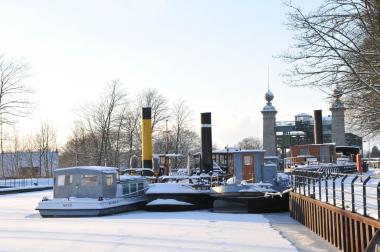 Einige der Museumsschiffe auf dem zugefrorenen Kanal.&lt;br&gt;Foto: LWL/Hudemann 