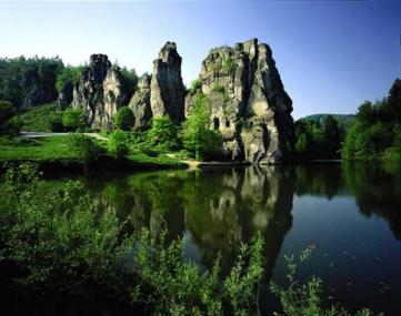 Externsteine bei Horn-Bad-Meinberg (Kreis Lippe), mittelalterliche Einsiedelei. Blick von Norden. Juni 1992. Seit dem 16. Jahrhundert bemühte man sich immer wieder mit viel Fantasie um die Deutung dieses Denkmals, wobei allerdings die meisten Überlegungen in die Irre führte. Die Spekulation reichten vom germanischen Heiligtum bis zur hochmittelalterlichen Wallfahrtsstätte. Sicher belegt ist nur, dass die Externsteine um 1100 eine in Westfalen weitbekannte  Einsiedelei war. 