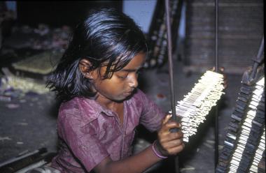 Heute wie damals: Selbst kleine Mädchen bleiben vor der harten Arbeit in Indiens Streichholzfabriken nicht verschont. <br>Foto: LWL</br>
